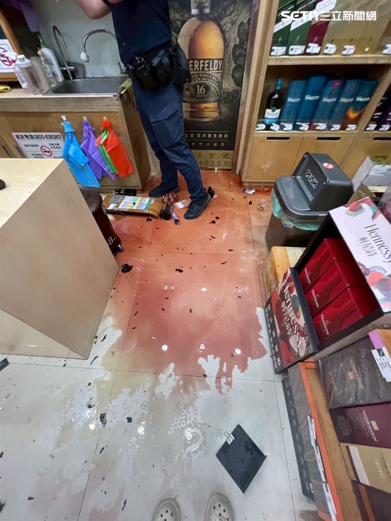 菸酒行現場一片狼藉，酒水灑滿地。（圖／翻攝畫面）