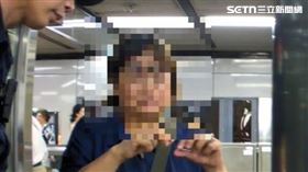 新北婦人搭捷運轉乘時奘有12萬元的背包遺落車廂內。（圖／翻攝畫面）