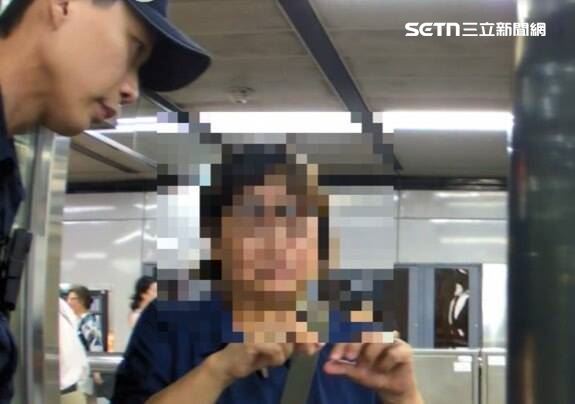 新北婦人搭捷運轉乘時奘有12萬元的背包遺落車廂內。（圖／翻攝畫面）