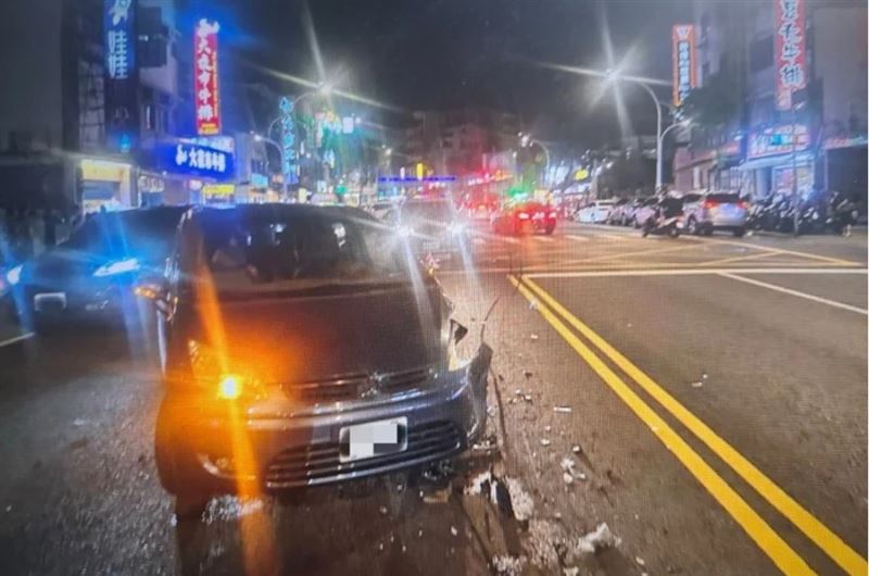 廖女開車疑似因精神恍惚而向左偏移，逆向撞擊對向來車，先後波及兩輛小客車。(圖/翻攝畫面)