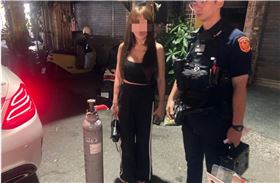 爆乳女開賓士吸笑氣　恍惚連撞2車還逃逸(圖/翻攝畫面)