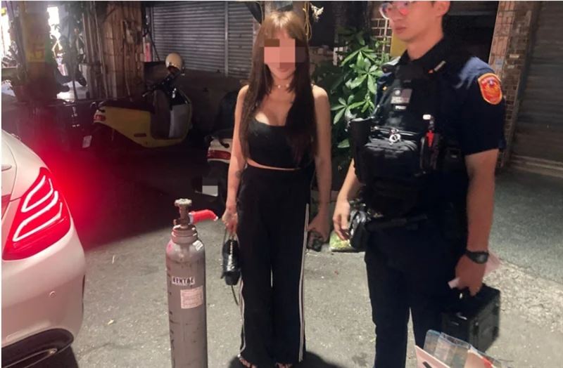 34歲廖姓女子身材傲人，她駕駛白色賓士車行經中央西路二段時，疑似因吸食笑氣神智恍惚，竟逆向偏移擦撞對向兩輛小客車，造成4人受傷。(圖/翻攝畫面)