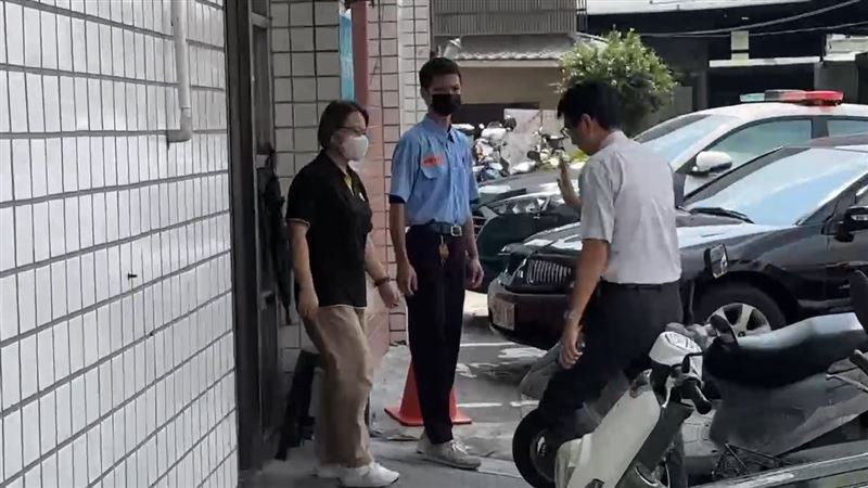 檢察官抵達殯儀館相驗。（圖／翻攝畫面）