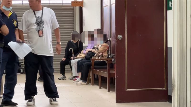 家中發生巨變，家屬神情悲痛的坐在殯儀館等待。（圖／翻攝畫面）