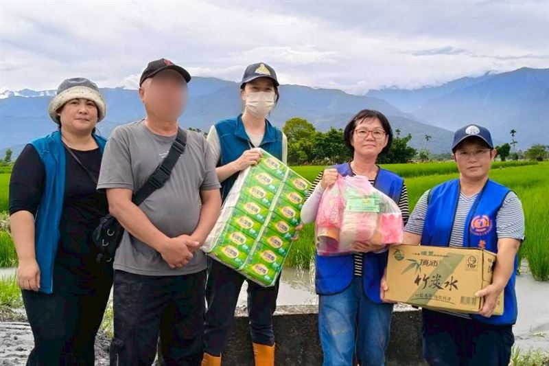 我正吃你們送來的吐司！光復鄉獨居李伯伯一度失聯　驚險提前撤離。（圖／花蓮縣《老人暨家庭關懷協會》提供）