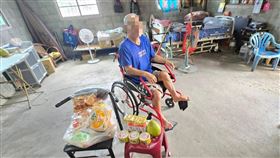 我正吃你們送來的吐司！光復鄉獨居李伯伯一度失聯　驚險提前撤離。（圖／花蓮縣《老人暨家庭關懷協會》提供） 