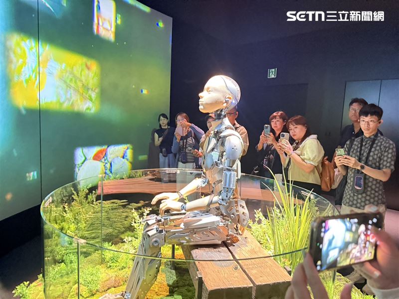 石黑浩於2025大阪世博的「生命的未來館」展示約50具人形機器人，畫面中機器人會隨著螢幕播放的影片作出感動、喜悅等表情。（圖／記者李育道攝影）