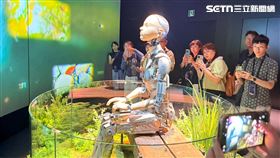 石黑浩也策展2025大阪世博的「生命的未來館」，館內展示約50具人形機器人，透過劇場形式帶領觀眾穿越時空，探討人與機器的關係與生命意義。（圖／記者李育道攝影）