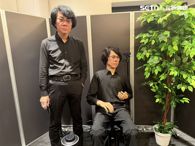 石黑浩本人與AI虛擬化身(Avatar)。（圖／記者李育道攝影）