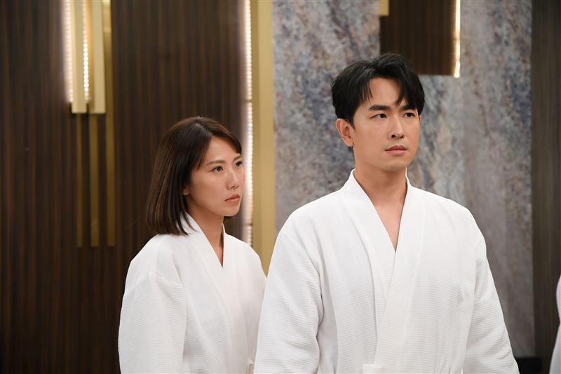 大牙（左）與陳謙文配對被虧「母子戀」。（圖／三立提供）