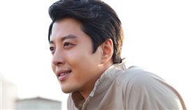 韓星李東健罹患「僵直性脊椎炎」。（圖／翻攝自李東健臉書）