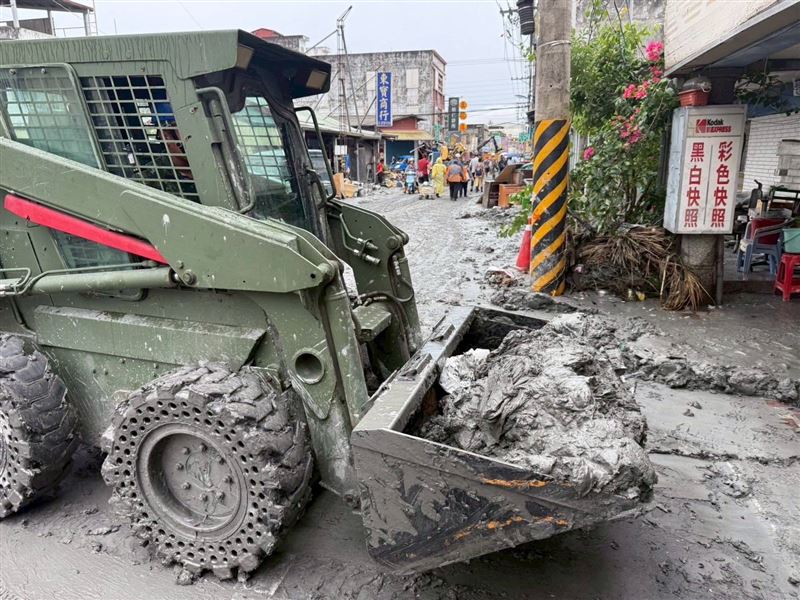 光復鄉救災行動中，國軍投入大量人力機具前往救援。（圖／國軍第四作戰區提供）