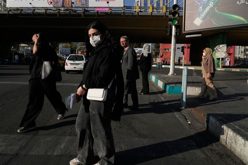 伊朗首都德黑蘭街頭。聯合國制裁的恢復，讓伊朗百姓人心惶惶，擔心艱困的生活只會更苦，甚至有人直呼他們「完蛋了」（圖／美聯社／達志影像）