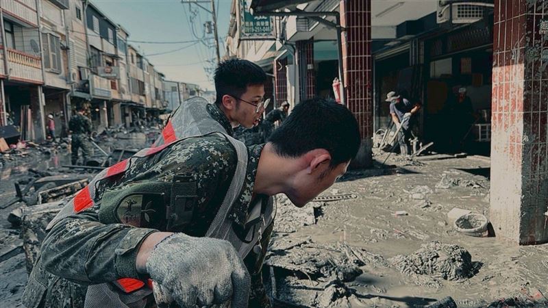 這次救災國軍第四作戰區為協助花蓮災區民眾加速家園重建，轄屬54工兵群派遣鏟裝機、裝土機等機工具全力協助道路清淤。（圖／國軍第四作戰區提供）