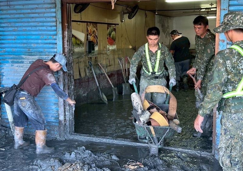 光復鄉救災行動中，國軍投入大量人力前往救援。（圖／國軍第四作戰區提供）