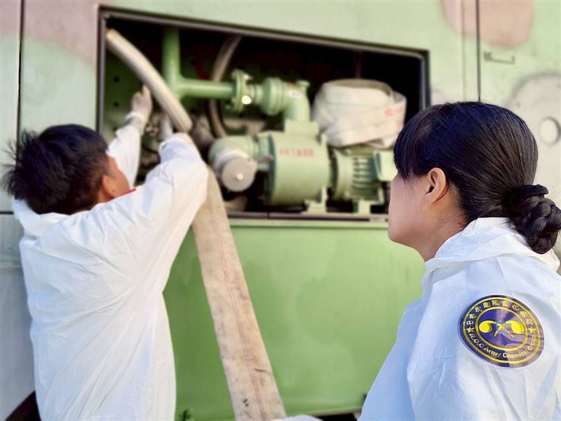 夫妻毅然投入花蓮災後復原任務，成為一次最別具意義的結婚紀念日。（圖／國軍第四作戰區提供）