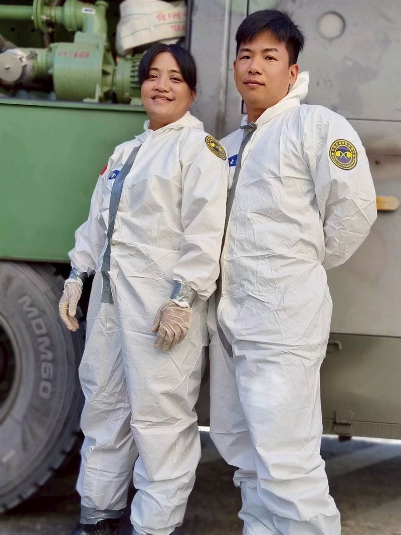 今天是化學兵群偵消營上士張隆輝（右），與煙幕營上士蔡淑珍（左）適逢結婚11週年紀念日。（圖／國軍第四作戰區提供）