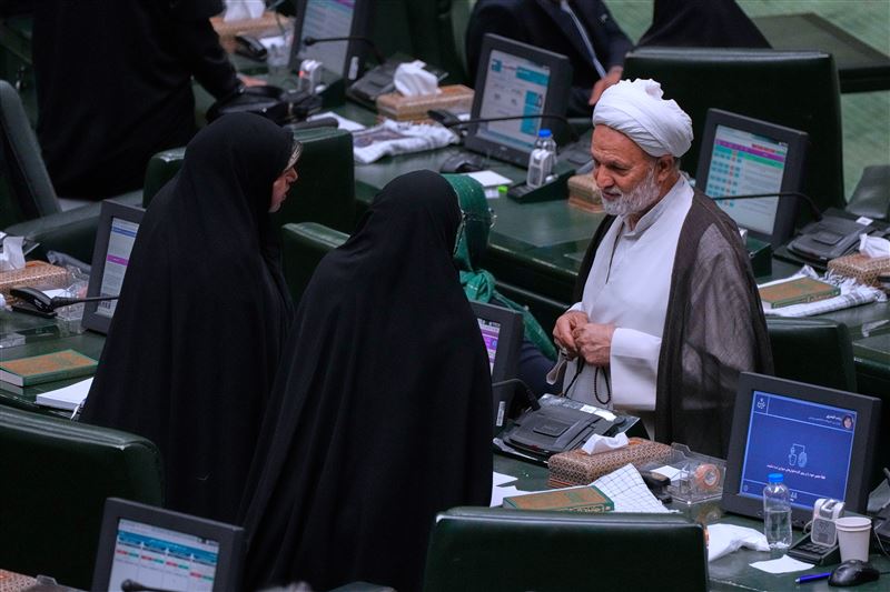 伊朗三名國會議員在議場討論。聯合國的制裁恢復後，伊朗有議員表示，國會將會討論是否退出《核不擴散條約》。（圖／美聯社／達志影像）