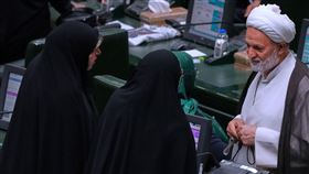 伊朗三名國會議員在議場討論。聯合國的制裁恢復後，伊朗有議員表示，國會將會討論是否退出《核不擴散條約》。（圖／美聯社／達志影像）