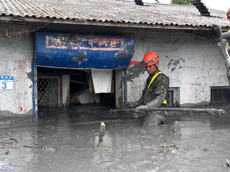 為盡速復原災區，國軍無論日夜晴雨，堅守第一線。（圖／國防部提供）