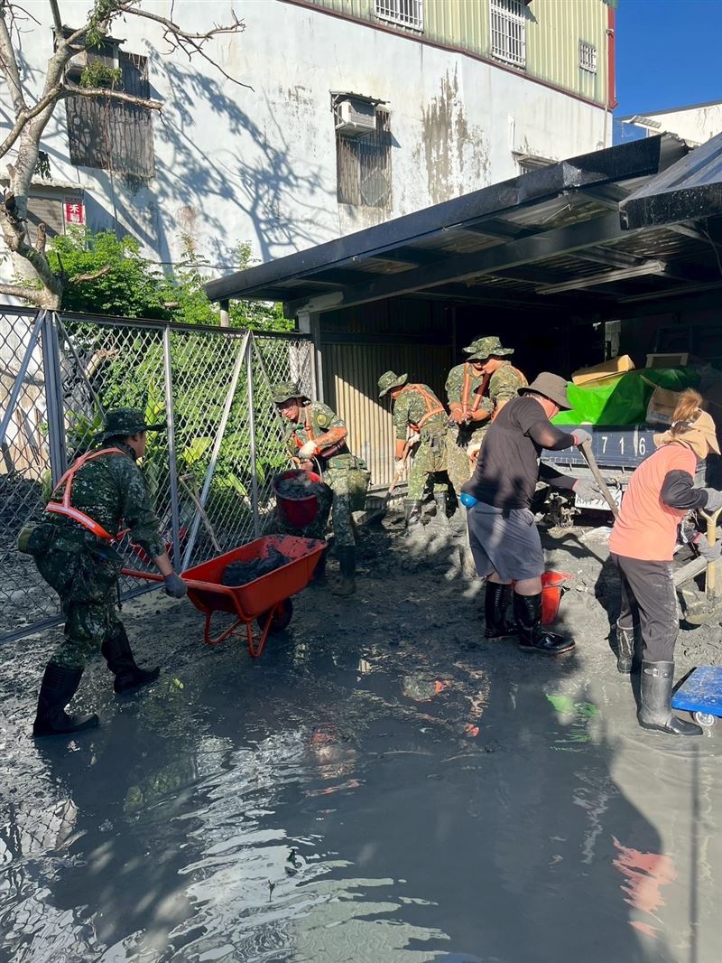 為盡速復原災區，國軍無論日夜晴雨，堅守第一線。（圖／國防部提供）