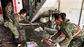 為盡速復原災區，國軍無論日夜晴雨，堅守第一線。（圖／國防部提供） 