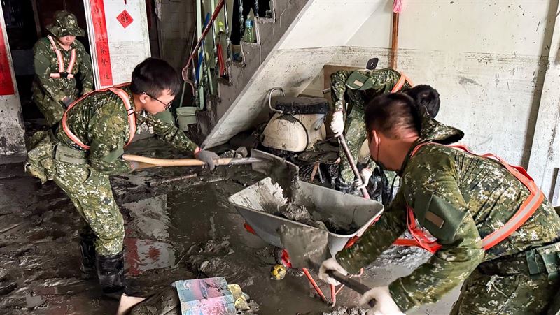為盡速復原災區，國軍無論日夜晴雨，堅守第一線。（圖／國防部提供）