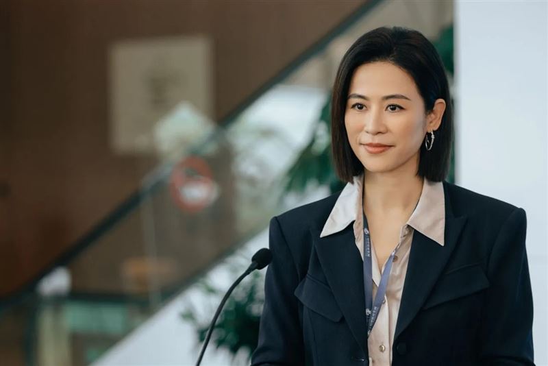宣萱展現女強人形象。（圖／年代提供）