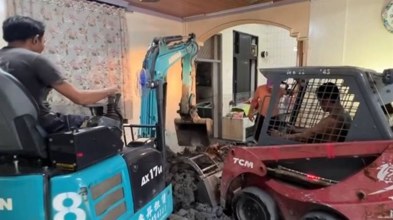 小山貓超人開進民宅　網讚：台灣真正光復