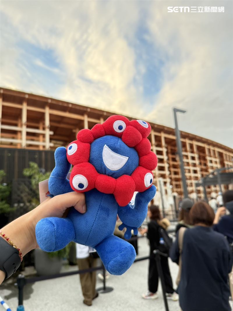 世界博覽會最吸睛的除了園區內的展館，還有充斥在大阪大街小巷的吉祥物「脈脈」。不過據世博官方人員透露，「脈脈」一詞已被中國企業註冊商標，現在官方只能以使用日文「ミャクミャク」或英文「MYAKU-MYAKU」稱呼。（圖／記者李育道攝影）