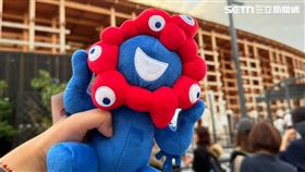 世界博覽會最吸睛的除了園區內的展館，還有充斥在大阪大街小巷的吉祥物「脈脈」。不過據世博官方人員透露，「脈脈」一詞已被中國企業註冊商標，現在官方只能以使用日文「ミャクミャク」或英文「MYAKU-MYAKU」稱呼。（圖／記者李育道攝影）