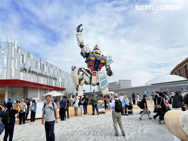 世博鋼彈館外有一鋼彈以跪姿方式展示。（圖／記者李育道攝影）