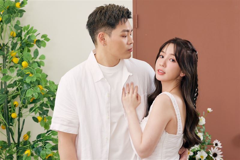 愛雅拜月老後與老公重逢（圖／愛雅辣呦提供）