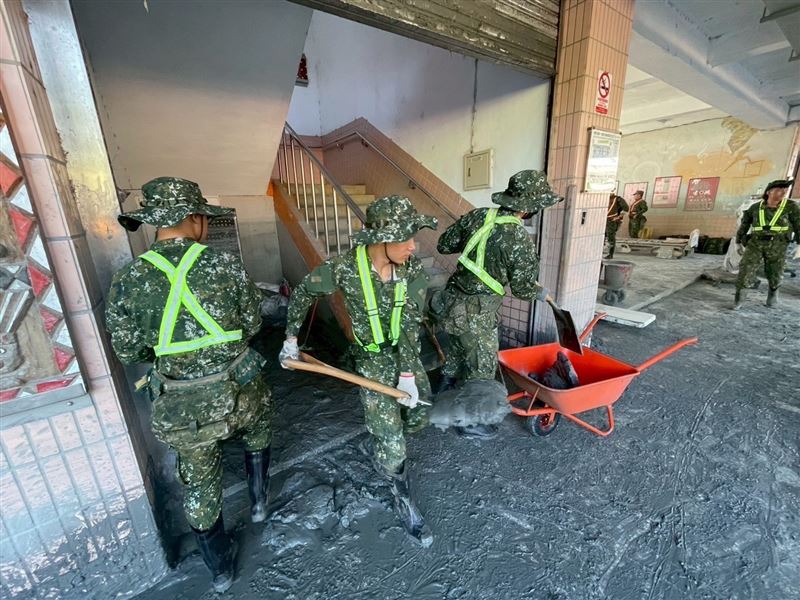 國軍持續在災區協助災民復原。（圖／國防部提供）