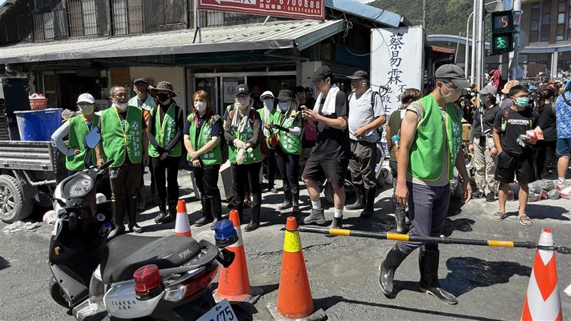 劉哲瑋說，民進黨真的很可愛，當地人不愛他們，但他們知道什麼是「大愛」。（圖／翻攝自 L&acirc;u Thiat U&iacute;臉書）