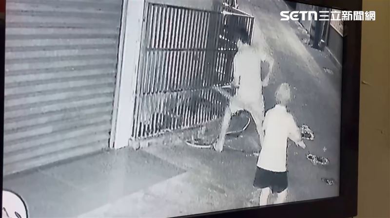 陳男疑持綁刀長棍「往死裡捅」，完全不顧其他人勸阻。（圖／飼主提供）