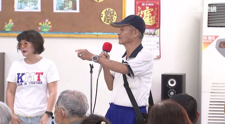 郝龍斌高雄果貿社區座談，一名基層黨員當場要郝龍斌承諾若當選主席要邀鄭麗文擔任副主席，否則揚言退黨。（圖／翻攝畫面）