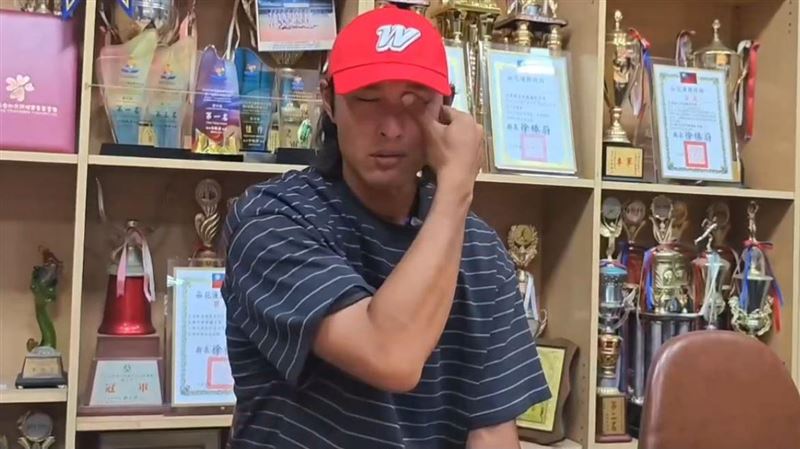 味全龍球員吳俊杰看到家鄉災後慘況，掉下眼淚。（圖／翻攝畫面）