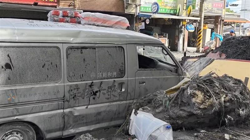 頂新和德文教基金會前進花蓮光復災區。（圖／翻攝畫面）