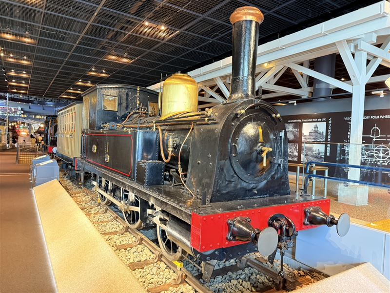 1872年開通日本第一條新橋至橫濱鐵道的同時，因為日本尚未有製造蒸汽火車頭的技術，從英國進口了這輛蒸汽火車頭。因為是第一輛接受完工檢查的車輛所以被命名為「1號火車頭」，1997年被指定為國家指定重要文化財，必須朝聖的車輛。（圖／記者李育道攝影）