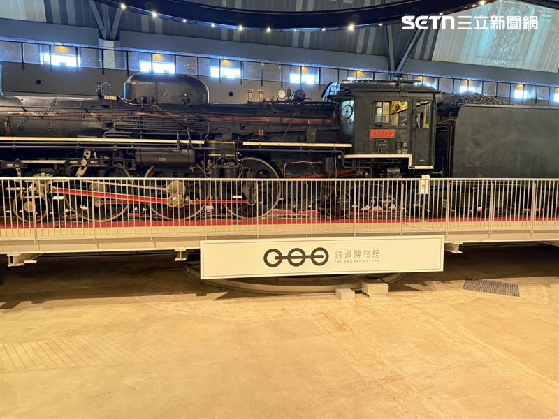 C57135蒸氣機關車展示於車輛展示區正中間的轉車台上，每日12:00～/15:00～會有轉車台轉動與汽笛震撼響起的表演。（圖／記者李育道攝影）
