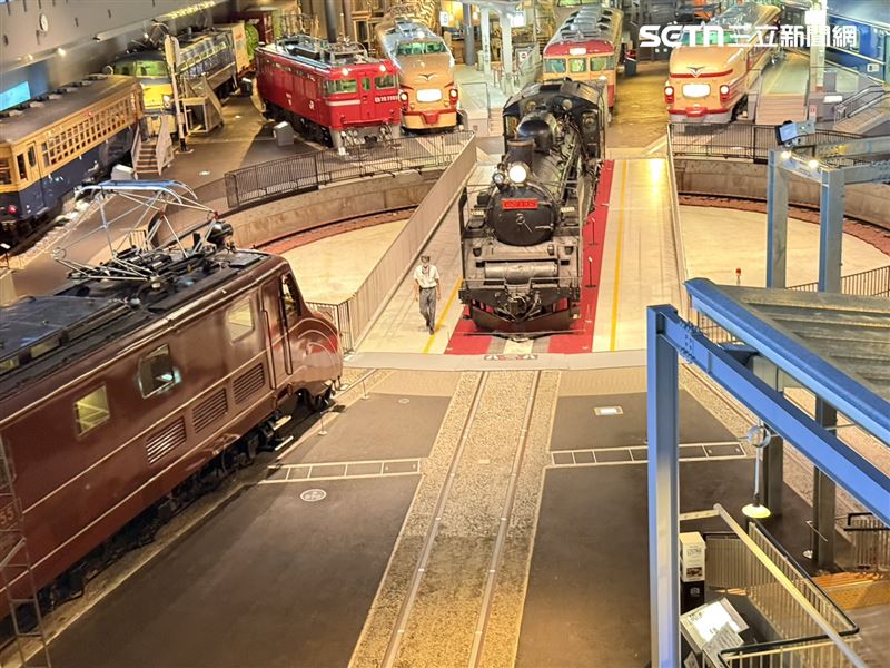 C57135蒸氣機關車展示於車輛展示區正中間的轉車台上，每日12:00～/15:00～會有轉車台轉動與汽笛震撼響起的表演。（圖／記者李育道攝影）