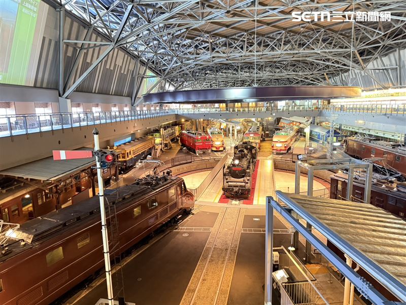 C57135蒸氣機關車展示於車輛展示區正中間的轉車台上，每日12:00～/15:00～會有轉車台轉動與汽笛震撼響起的表演。（圖／記者李育道攝影）