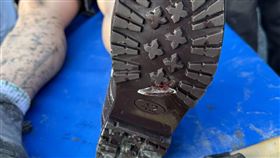 玻璃刺穿民眾穿著的厚底防滑鞋，隔著鞋子還是可以看到傷口滲出血液。（圖／翻攝自花蓮慈院臉書）