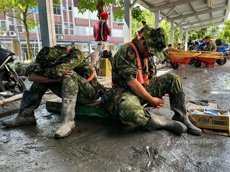 官兵把握時間休息，待命投入下一次任務。（圖／陸軍司令部提供）