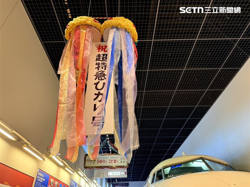 日本第一台電車開啟時，日本國人歡慶。（圖／記者李育道攝影）