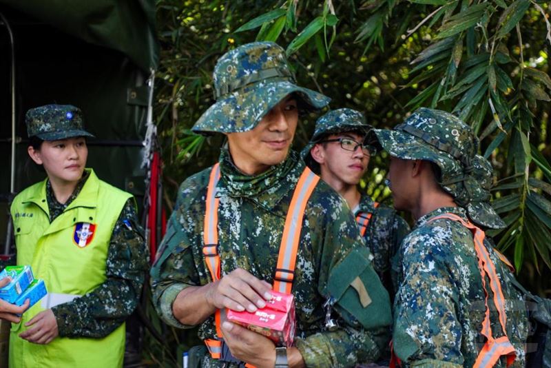 「陸軍點心車」提供免費點心，為救災官兵即時補充體力和能量。（圖／陸軍司令部提供）