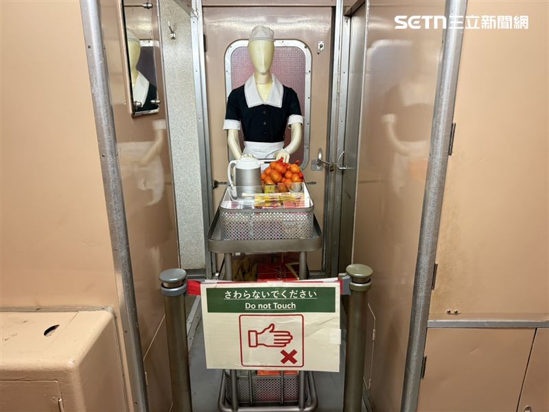 大宮鐵道博物館展示列車中也還原當時的服務人員服裝與販賣的物品。（圖／記者李育道攝影）