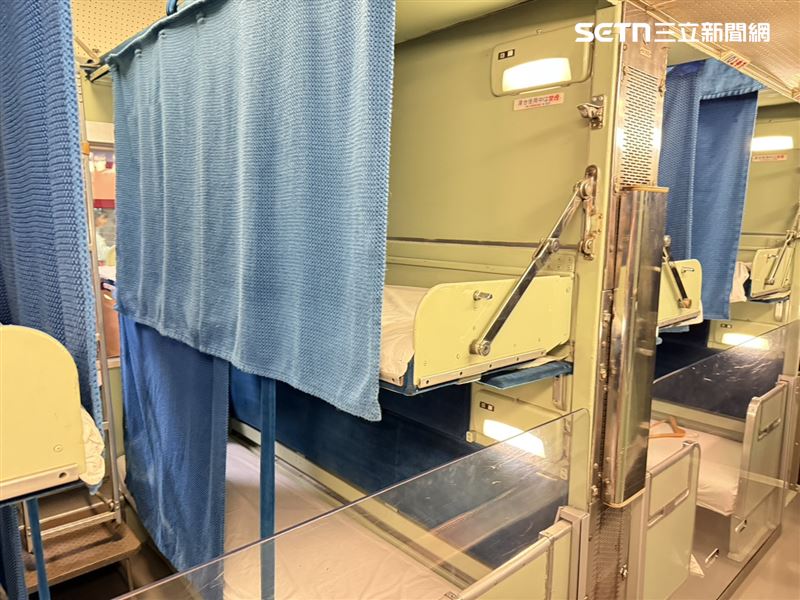 旅客只要將臥床放下就能睡覺。（圖／記者李育道攝影）