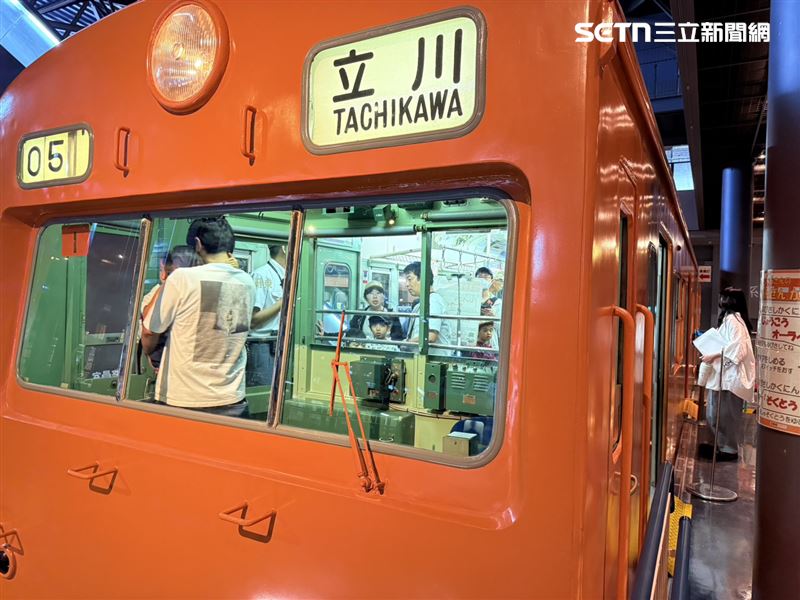 該列車能夠讓旅客實際進入駕駛座操作。（圖／記者李育道攝影）